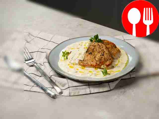 Отбивная со сметанным соусом