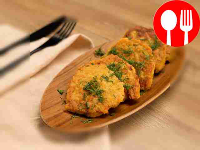 Chickpea cutlets with carrots and sour cream