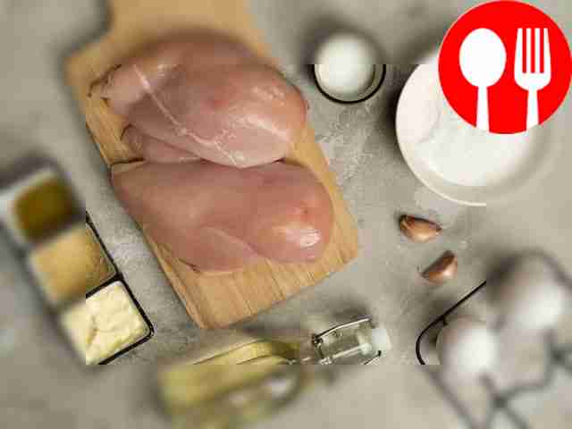 Куриное филе промойте в холодной воде и...