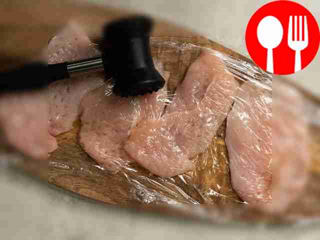 Подготовьте курицу: каждое филе разрежьте...