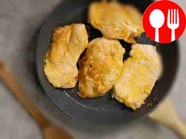 Обжарьте отбивные. В отдельной миске взбейте...