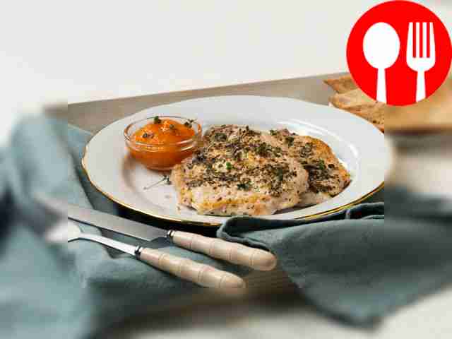 Отбивная с консервированными абрикосами