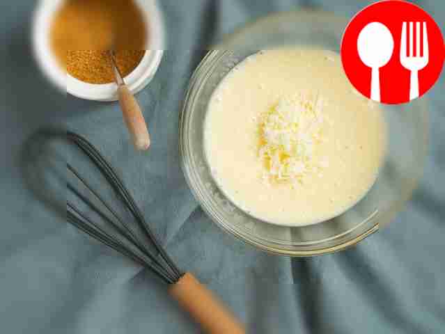 Приготовьте сырный соус. В отдельной миске...