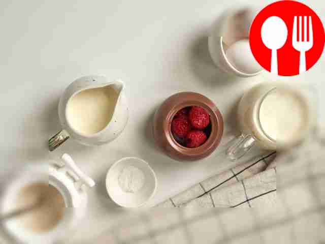 Тщательно осмотрите и промойте свежие ягоды...