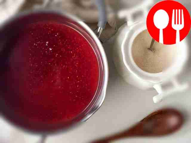 Приготовьте малиновый джем. Перетрите малину в...