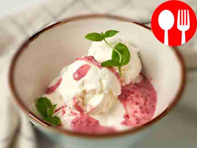 Разложите мороженое по стеклянным стаканам...