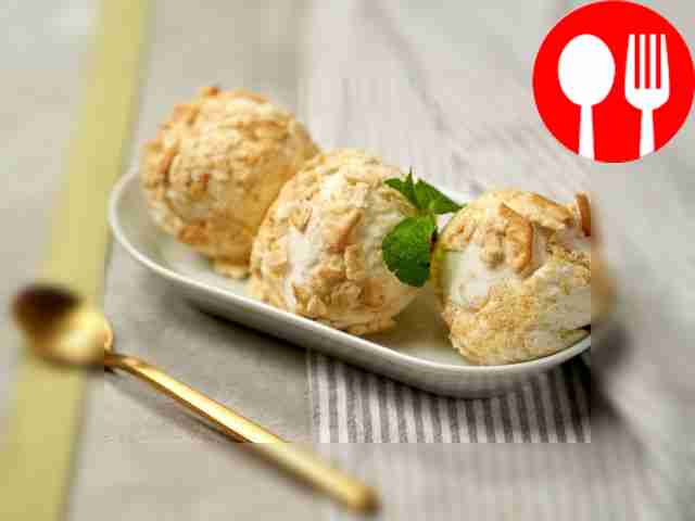 Ice cream with crackers