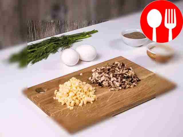 Finely chop the champignons and cheese.