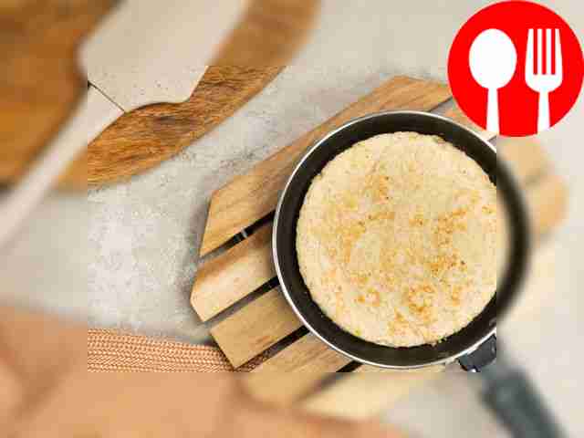 Prepare the cakes. Form the dough into a roll...