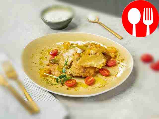 Отбивная с солеными огурцами