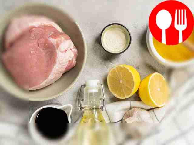 Свинину промойте, обсушите и удалите лишний...