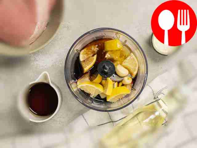 Приготовьте маринад и соус для мяса. Из...