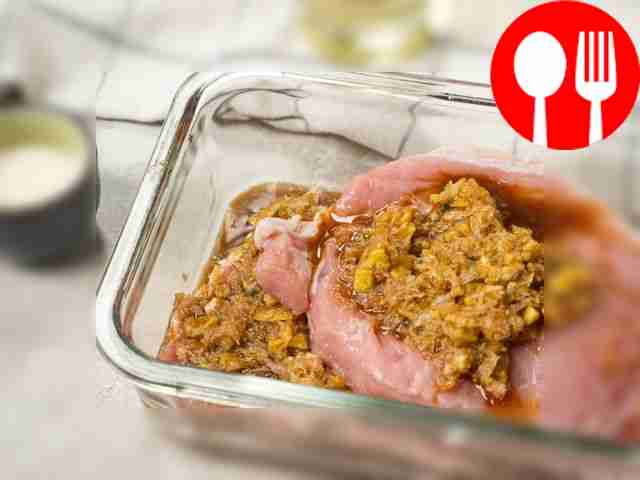 Приготовьте отбивные. Переложите мясо в...