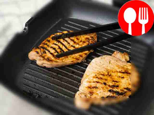 Обжарьте отбивные. Разогрейте сковороду-гриль,...