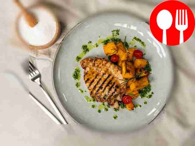 Подавайте блюдо к столу с овощным гарниром. В...