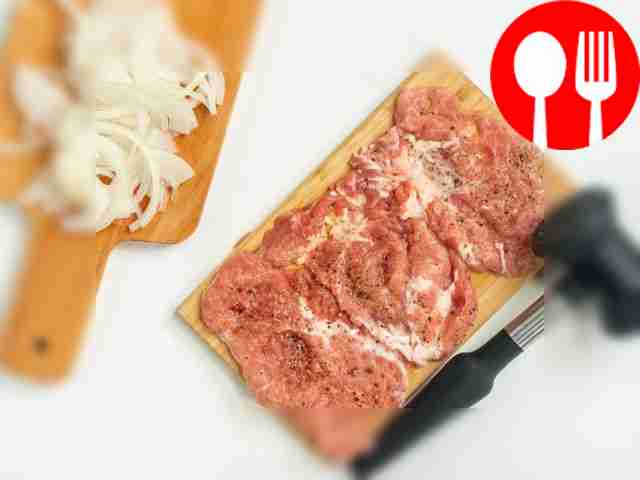 Подготовьте мясо. Свинину нарежьте ломтиками...