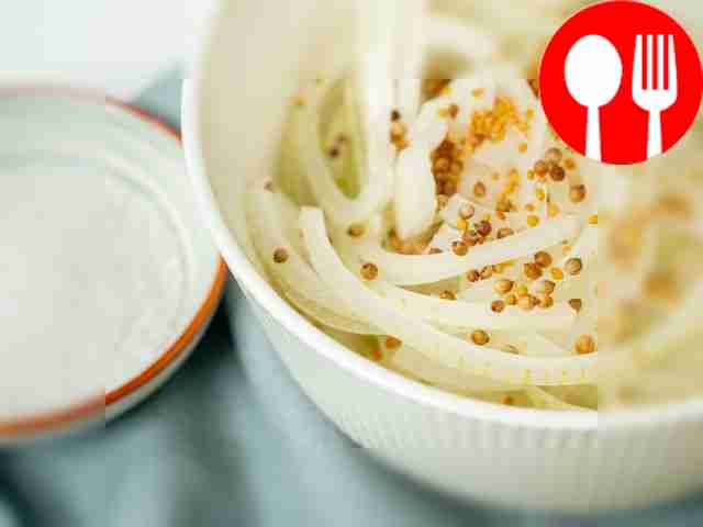 Маринуйте лук. Разрежьте лимон на две...