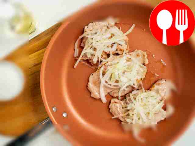 Приготовьте отбивные. Разогрейте сковороду на...