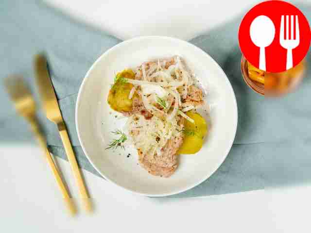 Переложите свиные отбивные на порционные...