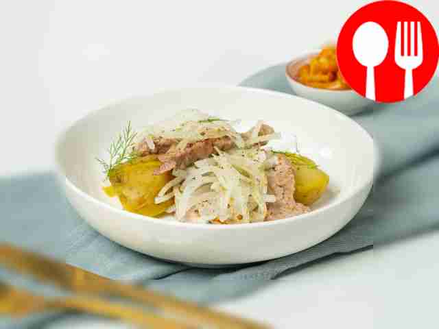 Отбивная с маринованным луком