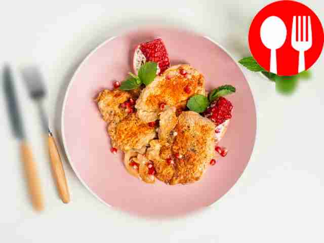 Разложите отбивные по порционным сковородкам...