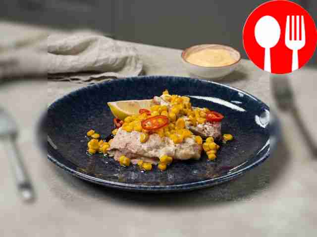 Отбивная с консервированной кукурузой