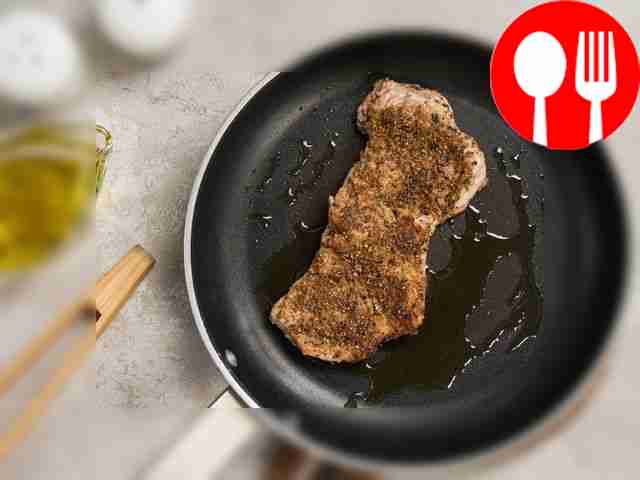 Обжарьте мясо. Разогрейте сковороду с маслом...