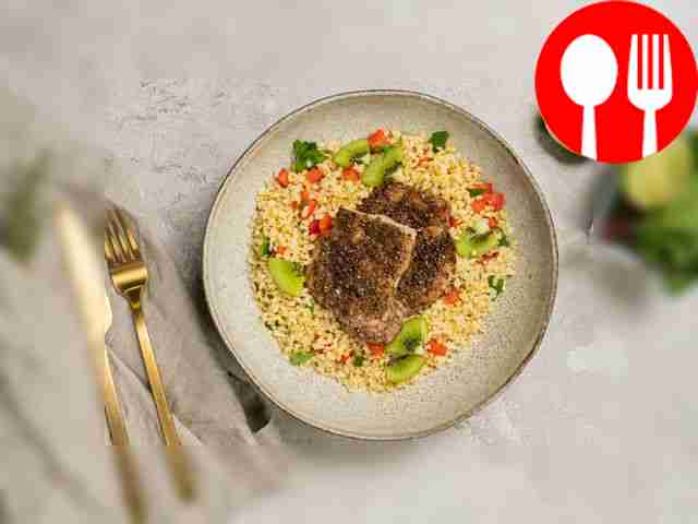 Разложите отбивные с кориандром по...