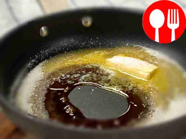 Приготовьте солёную карамель. Отмерьте 50 г...