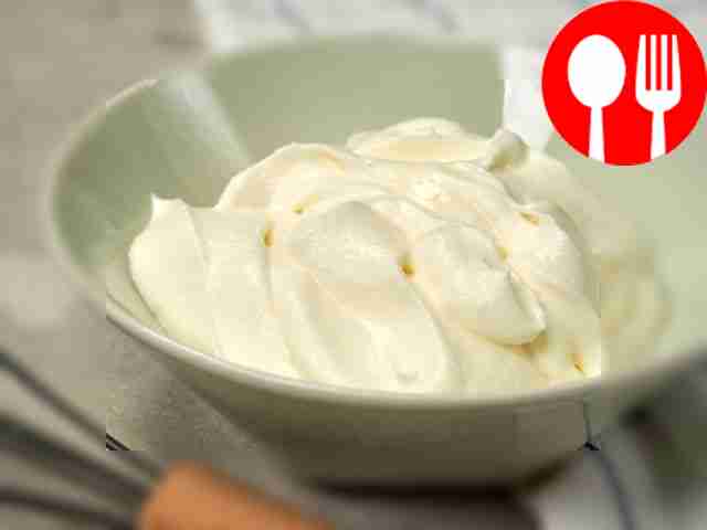 Сделайте пломбир. Сначала взбивайте сливки на...