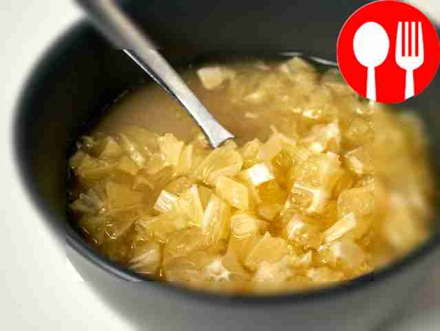 Сделайте лимонную основу: влейте лимонный сок...