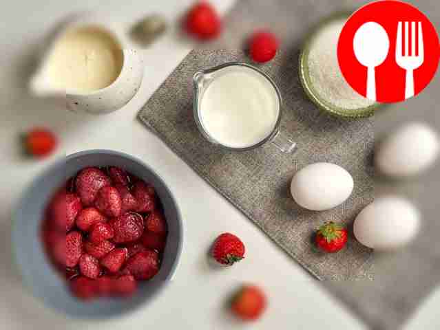 Разморозьте клубнику, промойте ее и дайте...