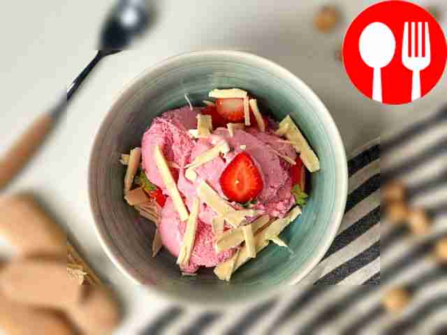 Подавайте пломбир, украсив его ломтиками...