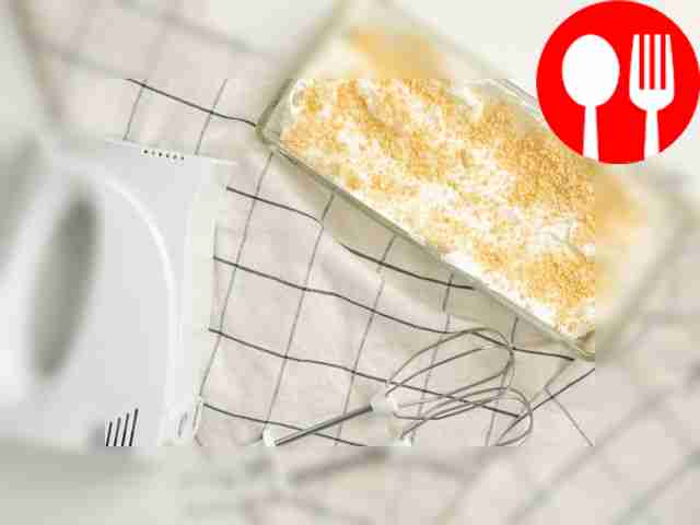 Приготовьте пломбир с орехами. Взбейте сливки...