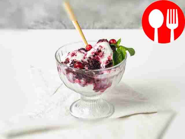 Пломбир с брусничным соусом