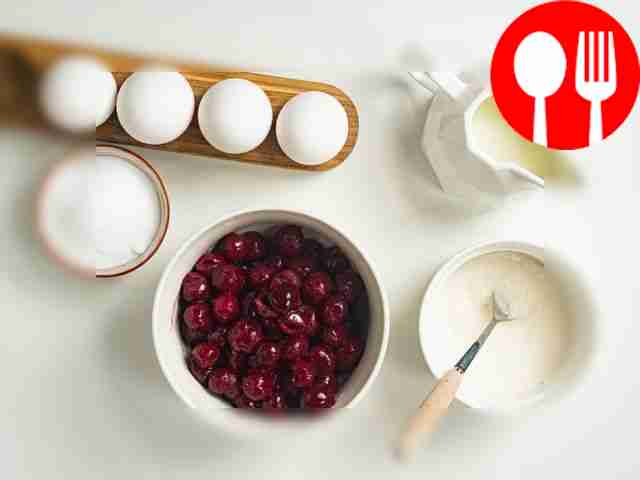 Промойте черешню холодной водой, выньте...