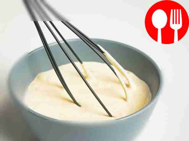 Слегка взбейте желтки, затем соедините их с...