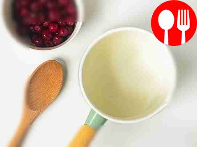 Сделайте основу для пломбира. В кастрюлю...