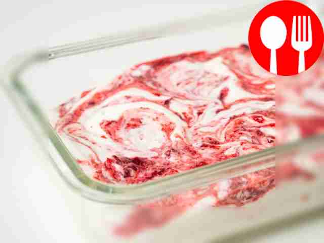 Заморозьте пломбир с черешней. Переложите...