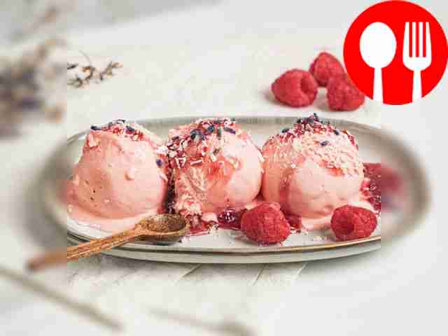 Пломбир с ягодным сиропом