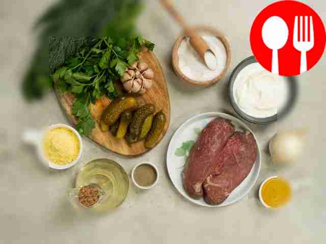 Мясо и зелень промойте и обсушите бумажными...