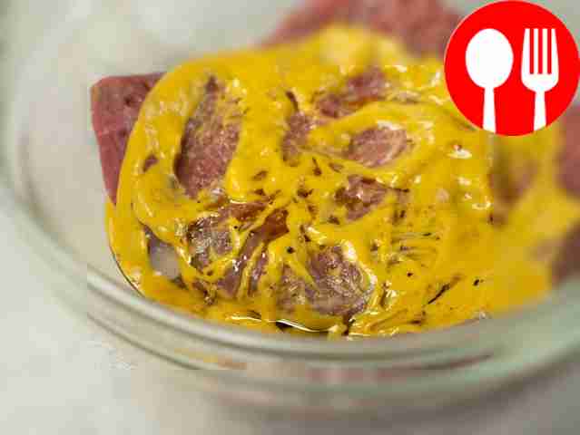 Замаринуйте говядину: нарежьте мясо на...