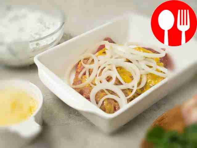 Приготовьте отбивные с корнишонами....