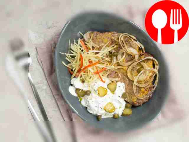 Подавайте отбивную с корнишонами к столу с...