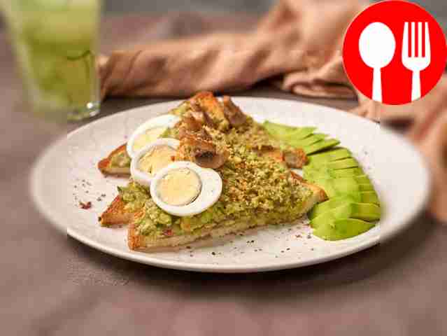 Toast with avocado and garlic