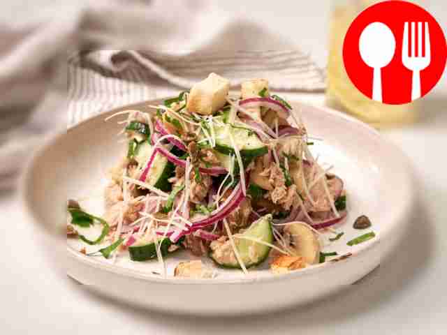 Салат с консервированным тунцом и шампиньонами