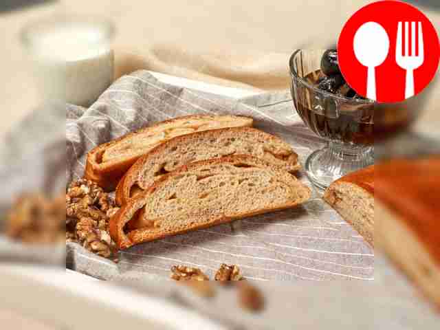 Дрожжевой рулет с повидлом