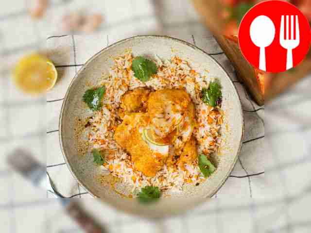 Serve fish chops with boiled rice.