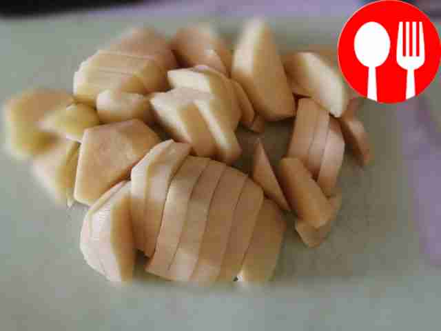 Порежьте на маленькие полукружочки.