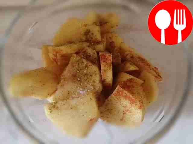 Перемешайте картофель с приправами и сливочным маслом.